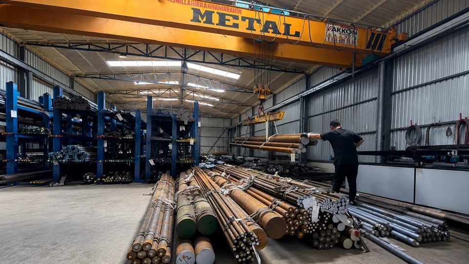 Erkal Çelik stok alanında vinçle malzeme taşıma operasyonu